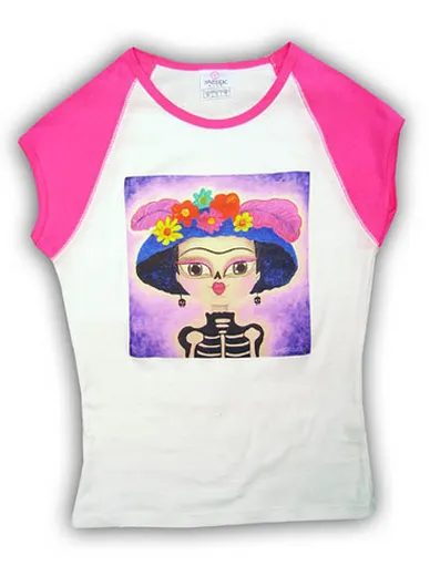 Fig. 9 Esta playera muestra el estampado de una “Catrina” de Posada, con algunas características de una “Frida”, que se reconoce por las cejas y el color. Los artículos promocionales para turistas aprovechan ampliamente los recursos de imágenes reconocidas, con la finalidad de identificar algunos aspectos del diseño mexicano.