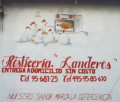 Fig. 6. “Cine de terror”, texto que acompaña este anuncio de una Rosticería, en el que los pollos miran en un horno rostizarse a otro pollo. Sin duda, muchos de los mensajes son irónicos y graciosos, es parte de esa creatividad que el rotulista, ya sea por encargo o por su propia cuenta, hacen a los mensajes enfatizar y evocar el giro de la empresa que lo anuncia. Calvillo, Ags. (archivo de la autora / Mónica de la Barrera).