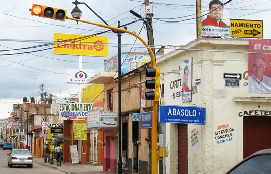 fig. 1. Es frecuente tener un panorama como éste en varias ciudades del país, en donde apreciamos un alto contenido de información visual, mensajes en los que el usuario se integra a su contexto. Arandas, Jalisco. (archivo de la autora / Mónica de la Barrera).