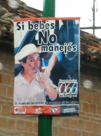 Fig. 16. Este anuncio enfatiza el interés de generar conciencia para no beber cuando se maneja, por ello, al ser un mensaje local, se escribe como se habla, con el énfasis en las sílabas correspondientes: “Si bebés no manejés”. Anuncio de Tuxtla Gutiérrez, Chiapas. (archivo de la autora / Mónica de la Barrera).